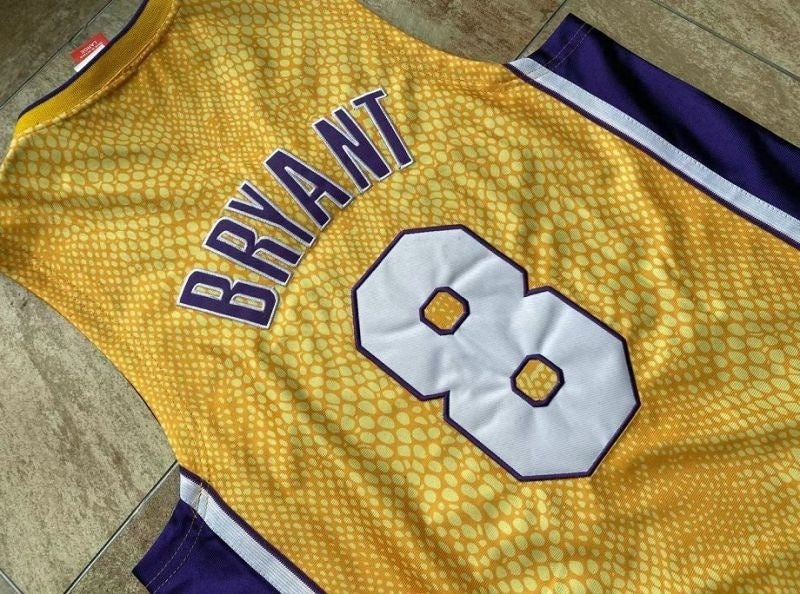 los angeles lakers #8 kobe bryant mitchell & ness Kobe Hall of Fame au Double-Sided Snakeskin Two-Tone Home Yellow 8 # Away Purple 24 # Embroidered Jersey Style 3