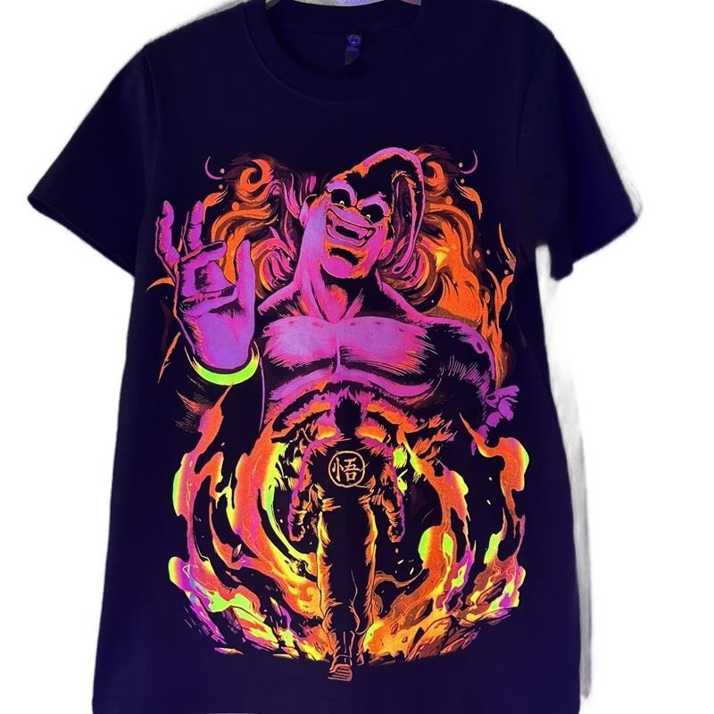 Mono de Chile Menswear Casual T-Shirt with Graphic Print Featuring a Dynamic Character Design