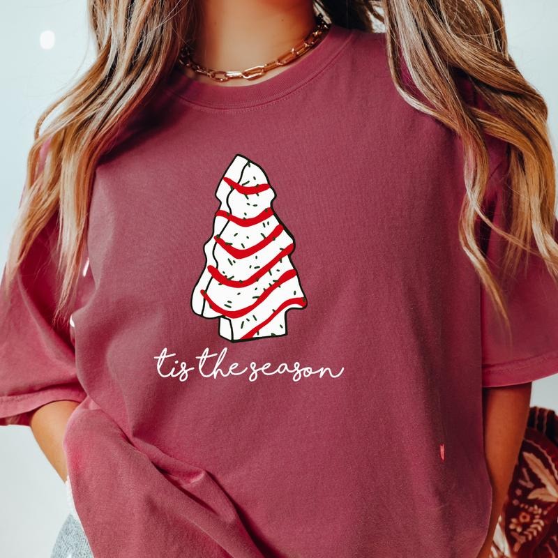 TIS THE SEASON CHRISTMAS CAKE (COMFORT COLORS T-SHRIT, CAUSAL SHIRT UNISEX, CHRISTMAS CLOTHING, GRAPHIC APPAREL) Cotton...