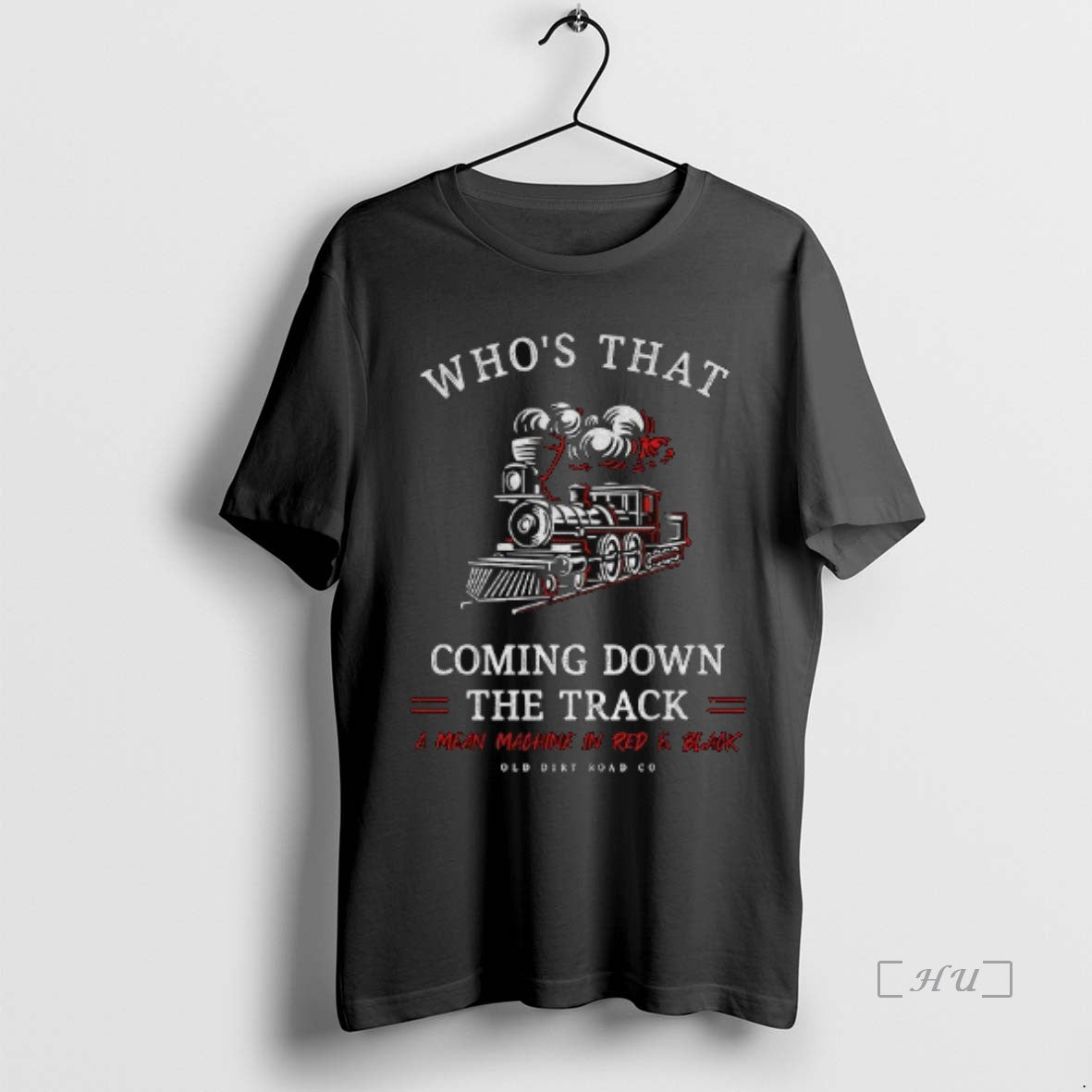 Trending Georgia Whos That Coming Down The Track A Mean Machine In Red Black Premium T-Shirts, Hoodie, Sweatshirt