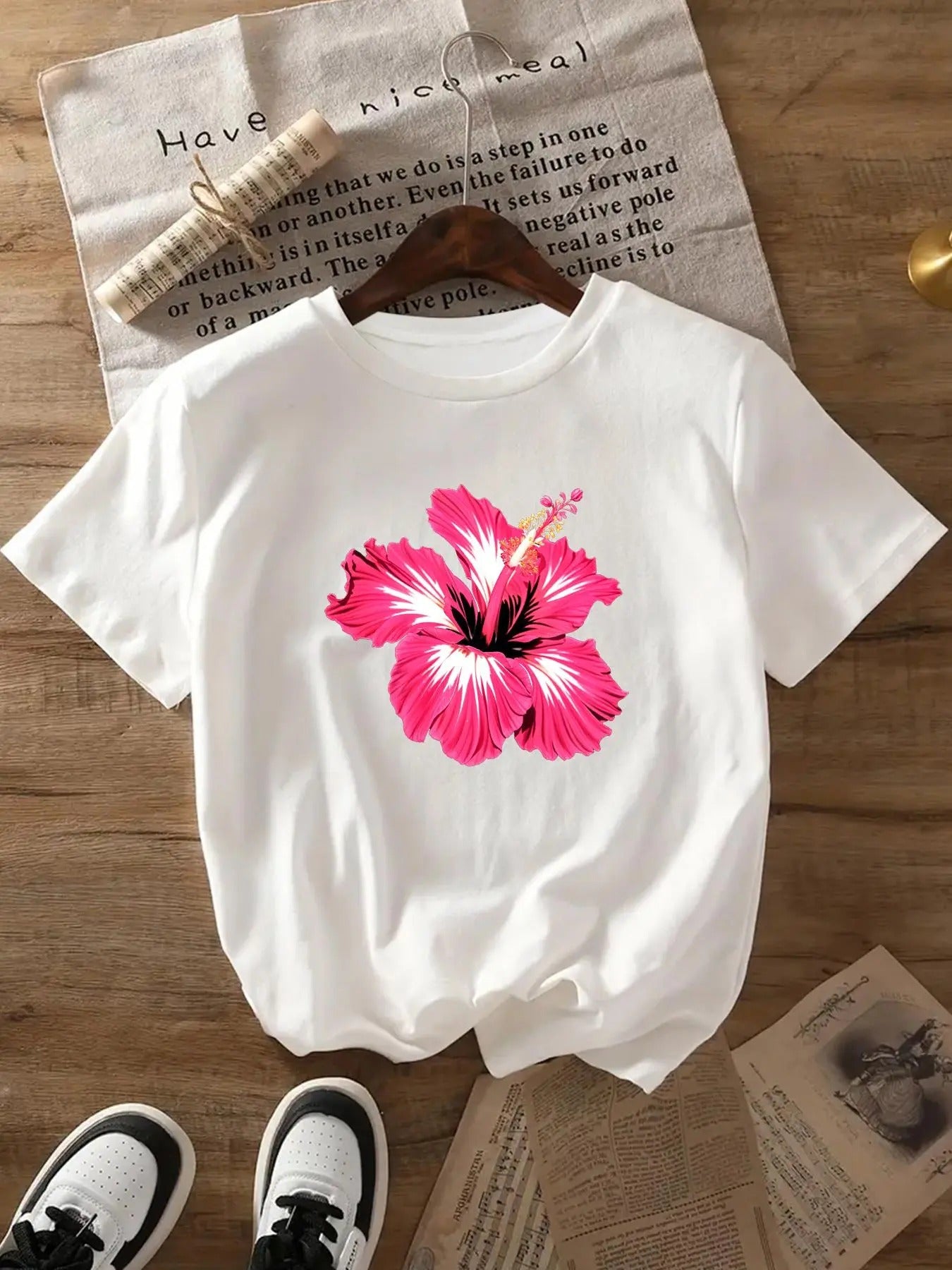 Women's Floral Print Round Neck Tee, Casual Short Sleeve Crew Neck T-Shirt for Daily Wear, Ladies Clothes for All Seasons...