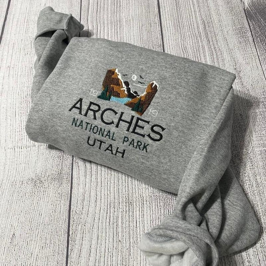 Arches National Park Embroidered sweatshirt; vintage Arches embroidered crewneck; oversized crewneck; gift for him/her;...