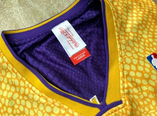 los angeles lakers #8 kobe bryant mitchell & ness Kobe Hall of Fame au Double-Sided Snakeskin Two-Tone Home Yellow 8 # Away Purple 24 # Embroidered Jersey Style 6