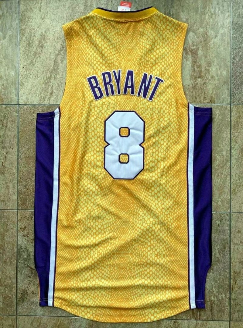 los angeles lakers #8 kobe bryant mitchell & ness Kobe Hall of Fame au Double-Sided Snakeskin Two-Tone Home Yellow 8 # Away Purple 24 # Embroidered Jersey Style 4